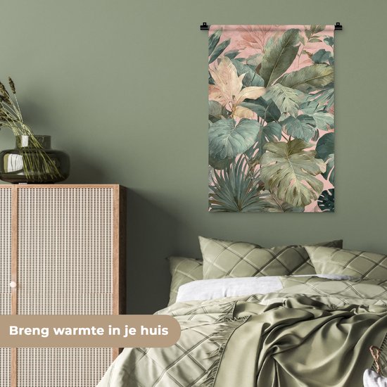 Wandkleed met tropische bladeren in groen en roze tinten, in een slaapkamer.