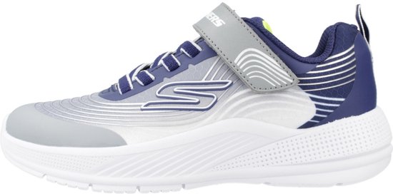 Blauwe en grijze Skechers sneaker met witte zool, grijze klittenbandsluiting en reflecterende lijnen.