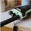 Close-up van de groene Kidywolf KIDYTALK walkietalkie, met de antenne en twee knoppen.