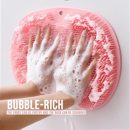 Roze douchemat met zeep, handen erin om te scrubben. Tekst 'BUBBLE-RICH'.