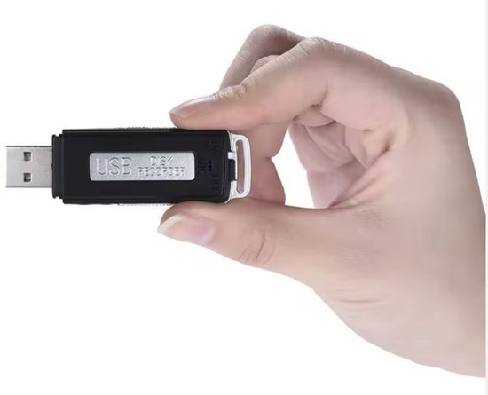 Zwarte digitale voicerecorder met USB-stick, vastgehouden in een hand.