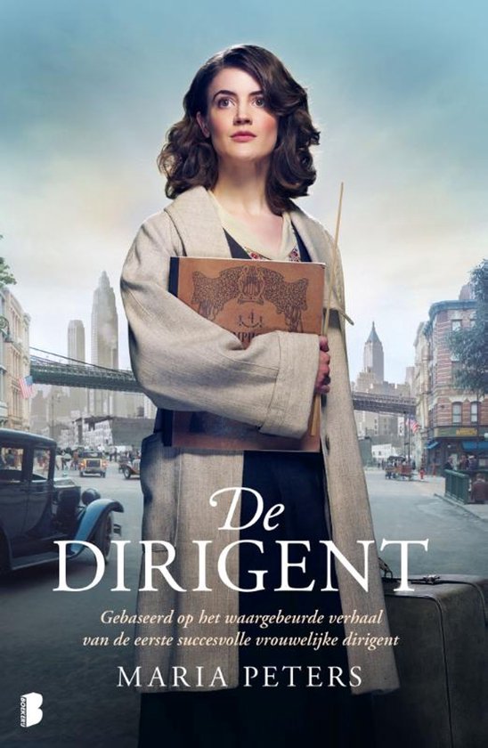 Vrouw met bruin haar, gekleed in een beige jas, houdt een boek vast. Tekst: 'De dirigent' Maria Peters.