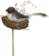 Donkerbruin/witte stippen Paasvogeltje in nest met eitje 7 cm op steker - Pasen feestdecoratie/versiering - Dierenbeelden