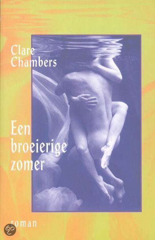 Twee mensen omhelzen elkaar onder water. De titel "Een broeierige zomer" staat in witte letters op de omslag.