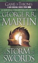 Boek "A Storm of Swords" van George R.R. Martin, met op de voorkant een bronzen helm, Game of Thrones, A New Original Series from HBO.