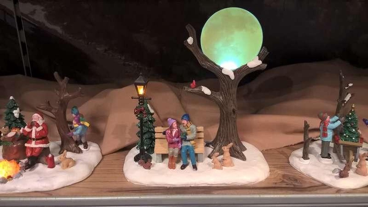 Lemax Christmas Moon Village Piece - Illuminated LED Table Decoration 2018 Collection