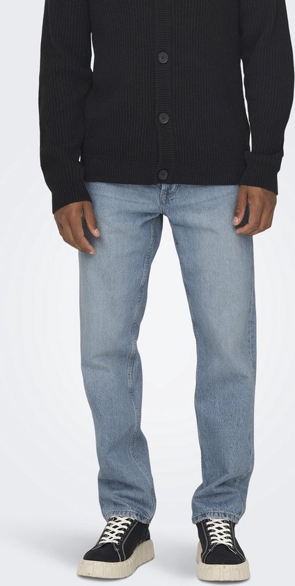 Gedetailleerde voorkant van een man die een zwarte gebreide cardigan draagt met een lichtblauwe jeans.