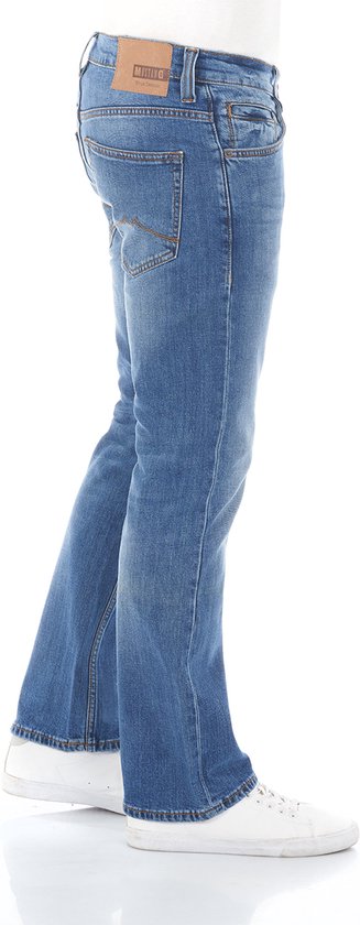 Blauwe denim jeans van Mustang, bootcut fit, met subtiele slijtage, contrasterende stiksels en een bruin label.