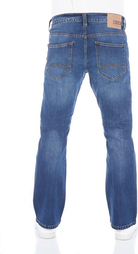 Achterkant van een blauwe denim jeans met een bootcut pasvorm, met bruine leren Mustang label.
