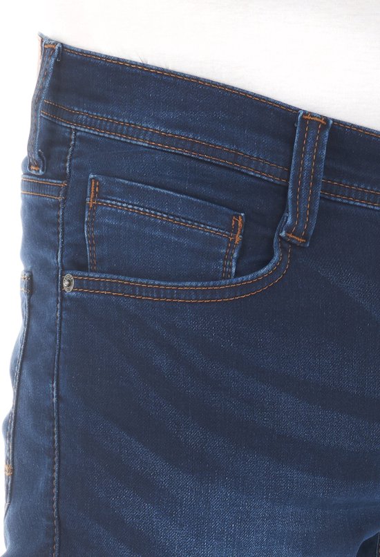Detail van de donkerblauwe jeans met oranje stiksels, inclusief een klein zakje.