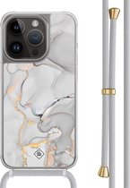 Casimoda® hoesje met grijs koord - Geschikt voor iPhone 14 Pro - Marmer Grijs - Afneembaar koord - TPU/polycarbonaat - Grijs