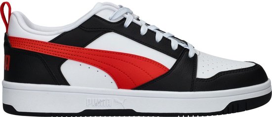 Zijaanzicht van de PUMA Rebound v6 sneaker in wit, zwart en rood met rode PUMA-streep.