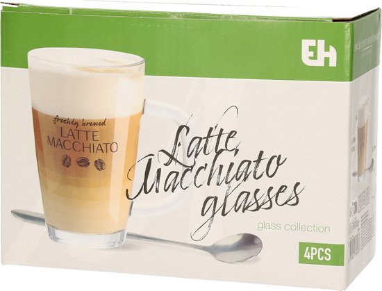 Doos met vier latte macchiato glazen, elk met tekst 'Freshly brewed LATTE MACCHIATO' en koffiebonen-icoon. Inclusief een lepel.