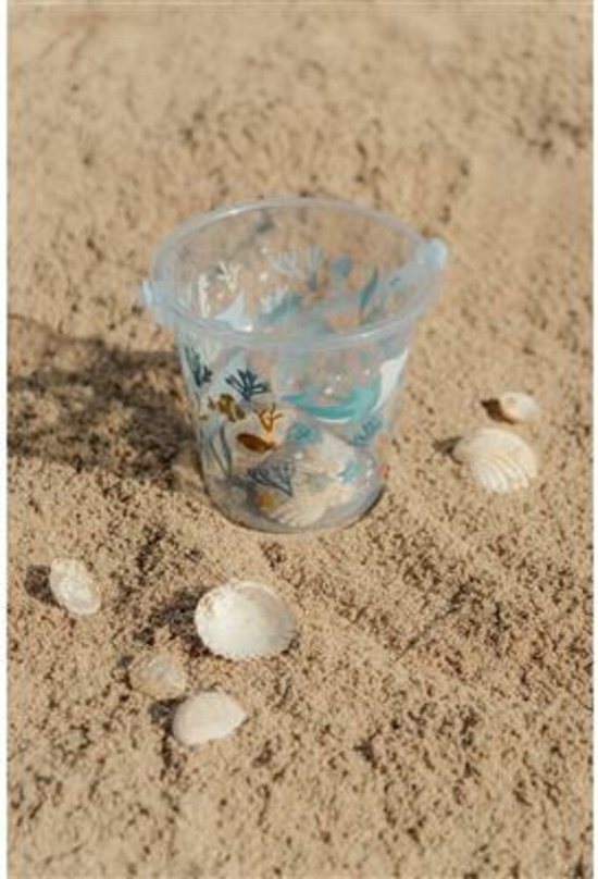 Lichtblauwe emmer met zeelevenprint in het zand.