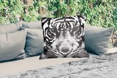Sierkussen Buiten - Sumatraanse tijger tegen zwarte achtergrond in zwart-wit - 60x60 cm - Weerbestendig