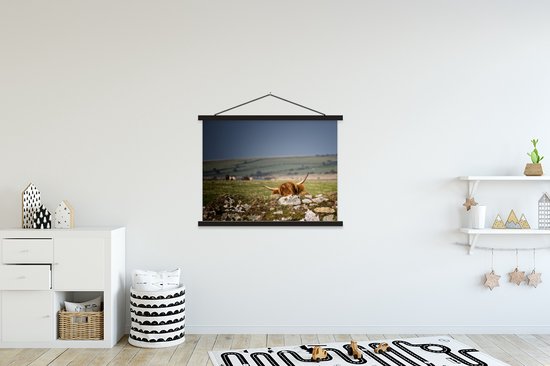 Posterhanger incl. Poster 120x90 cm - Schoolplaat - Schotse Hooglander - Stenen - Gras - Textielposter - Zwarte latten