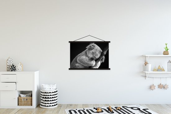 Poster koala endormi sur fond noir en textielposter noir et blanc lattes noires 90x60 cm - Tirage photo sur plaque scolaire (décoration murale salon / chambre)