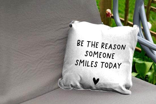 Buitenkussen - Engelse quote "Be the reason someone smiles today" met een hartje tegen een witte achtergrond - 45x45 cm - Weerbestendig