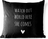 Sierkussen Buiten - Engelse quote "Watch out world here she comes" met een hartje tegen een zwarte achtergrond - 60x60 cm - Weerbestendig