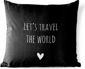 Buitenkussen Weerbestendig - Engelse quote "Let's travel the world" met een hartje op een zwarte achtergrond - 50x50 cm