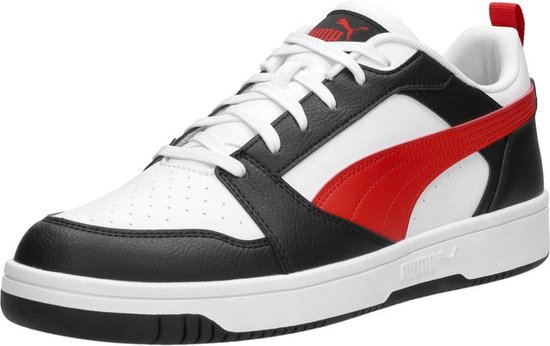 Wit-zwart-rode PUMA Rebound V6 lage sneaker met veters en rode hiellus.