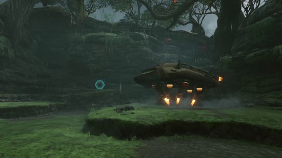 Een futuristisch bruin schip met oranje gloeiende poten, zwevend in een mistige, groene jungle.