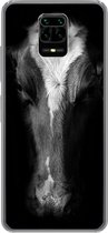 Geschikt voor Xiaomi Redmi Note 10 Lite hoesje - Portretfoto koe op zwarte achtergrond in zwart-wit - Siliconen Telefoonhoesje