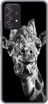 Geschikt voor Samsung Galaxy A33 5G hoesje - Giraffe tegen zwarte achtergrond in zwart-wit - Siliconen Telefoonhoesje