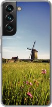 Geschikt voor Samsung Galaxy S22 hoesje - Een molen met bloemen - Siliconen Telefoonhoesje