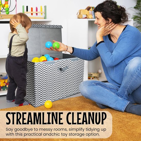 Moeder en kind met grijze zigzag opbergdoos vol speelgoedballen. "Streamline cleanup".