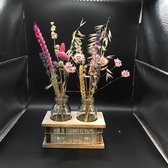 2 vaasjes in een houten tray met fleurige droogbloemen - cadeau - decoratie - interieur - bloemstuk - woondecoratie - vintage