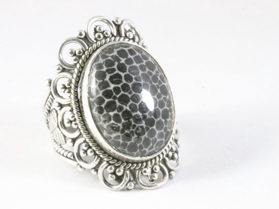 Opengewerkte zilveren ring met zwarte fossiel koraal steen - maat 19