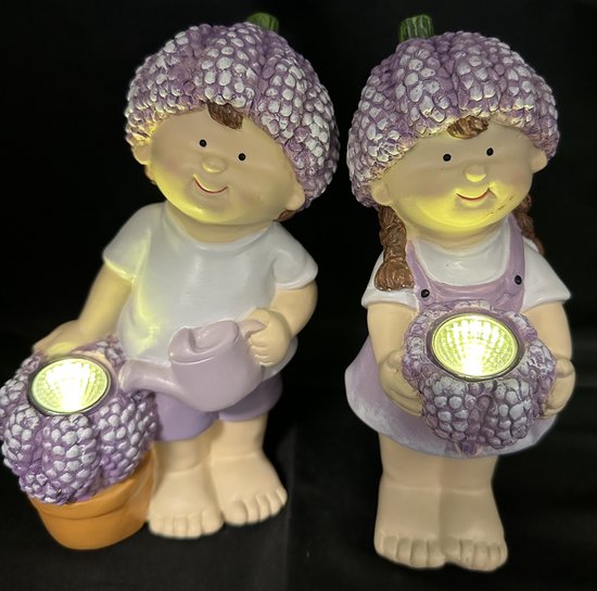Polyresin solarlampen "Jongen met gieter en meisje met bloem" - Set van 2 stuks - lavendel kleurig - Staand model - hoogte 17 x 13 x 8 cm - Met LED - Tuindecoratie - Tuinverlichting