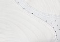 Witte handschoen met geperforeerd textiel, stiksels en ribbelpatroon.