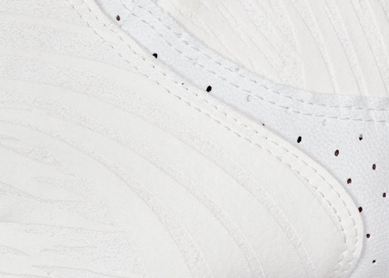 Witte handschoen met geperforeerd textiel, stiksels en ribbelpatroon.