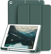 Trifold Phreeze Tablethoes - Geschikt voor iPad 7/8/9 (2019/2020/2021) Hoes - Met Ingebouwde Standaard en Pen Houder - Groen