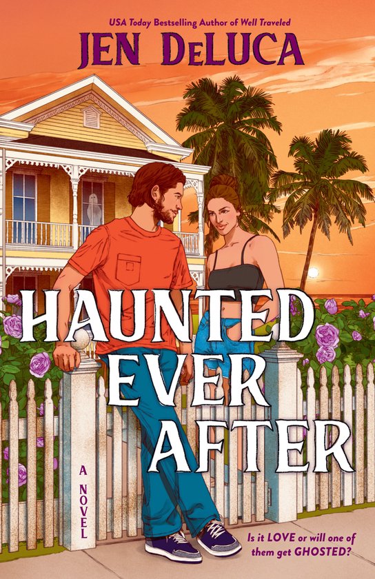 Boekomslag 'Haunted Ever After' van Jen DeLuca. Een stel staat bij een wit hek voor een huis met palmbomen en zonsondergang.