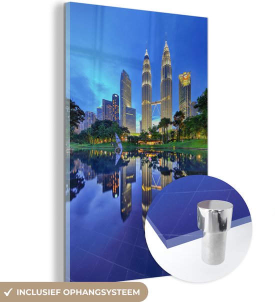 MuchoWow® Glasschilderij 40x60 cm - Schilderij acrylglas - Reflectie van Blue Hour & Twin Tower - Foto op glas - Schilderijen