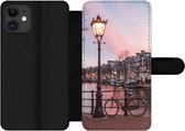 Telefoonhoesje Geschikt voor iPhone 12 Pro telefoonhoesje - Amsterdam in de schemering - Met vakjes - Wallet case met magneetsluiting
