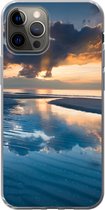 Geschikt voor iPhone 12 Pro hoesje - Zonsondergang bij de Nederlandse kust - Siliconen Telefoonhoesje