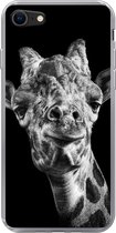 Geschikt voor iPhone 7 hoesje - Giraffe tegen zwarte achtergrond in zwart-wit - Siliconen Telefoonhoesje