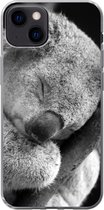 Geschikt voor iPhone 13 hoesje - Slapende koala op zwarte achtergrond in zwart-wit - Siliconen Telefoonhoesje