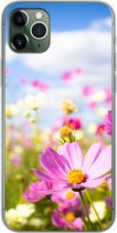 Geschikt voor iPhone 11 Pro Max hoesje - Bloemen - Wei - Paars - Gras - Wit - Wolken - Blauw - Siliconen Telefoonhoesje