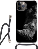 Hoesje met koord Geschikt voor iPhone 11 Pro Max - Close-up neushoorn op zwarte achtergrond in zwart-wit - Siliconen - Crossbody - Backcover met Koord - Telefoonhoesje met koord - Hoesje met touw
