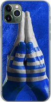 Geschikt voor iPhone 11 Pro Max hoesje - Twee handen vormen de vlag van Griekenland - Siliconen Telefoonhoesje