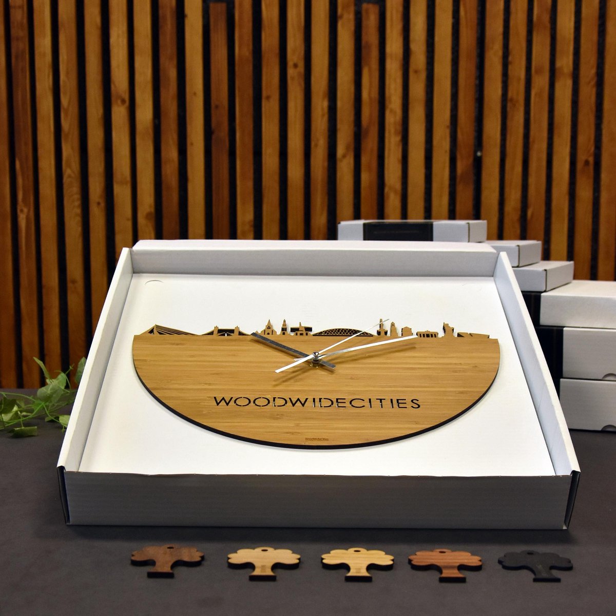 Skyline Klok Haarlem Zwart hout - Ø 40 cm - Stil uurwerk - Wanddecoratie - Meer steden beschikbaar - Woonkamer idee - Woondecoratie - City Art - Steden kunst - Cadeau voor hem - Cadeau voor haar - Jubileum - Trouwerij - Housewarming - WoodWideCities