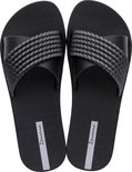 Bovenaanzicht van zwarte Ipanema slippers, gevlochten banden.