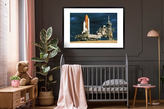 Photo en cadre - Les préparatifs pour le lancement de la navette spatiale dans le cadre photo du soir noir avec passe-partout blanc xxl 120x80 cm - Affiche sous cadre (Décoration murale salon / chambre)