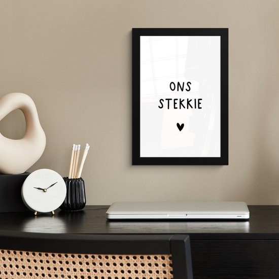 Affiche avec cadre Citation hollandaise : 'Ons spotkie' avec coeur noir sur fond blanc - 20x30 cm