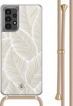 Casimoda® hoesje met beige koord - Geschikt voor Samsung A13 4G - Palm Leaves Beige - Afneembaar koord - TPU/polycarbonaat - Bruin/beige